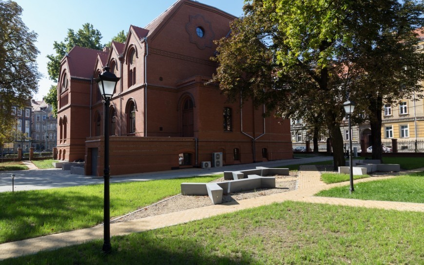 Legnicka Biblioteka Publiczna i jej świat wirtualny