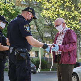 powiększ zdjęcie: Maseczki dla seniora miały wzięcie