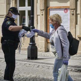 powiększ zdjęcie: Maseczki dla seniora miały wzięcie