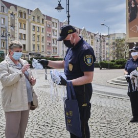 powiększ zdjęcie: Maseczki dla seniora miały wzięcie