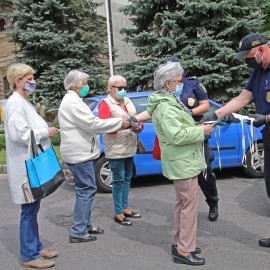powiększ zdjęcie: Maseczki dla seniora miały wzięcie