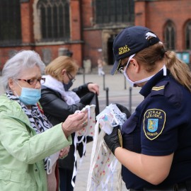 powiększ zdjęcie: Maseczki dla seniora miały wzięcie