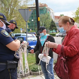 powiększ zdjęcie: Maseczki dla seniora miały wzięcie