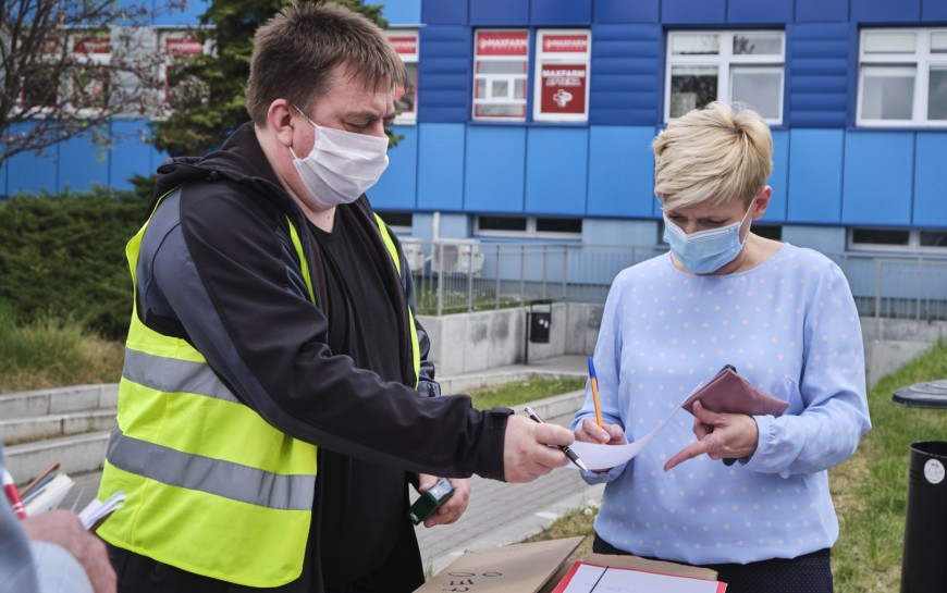 Legnica dba o szpital i ośrodki pomocowe dostarczając im potrzebny sprzęt