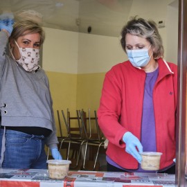 powiększ zdjęcie: Wolontariusze pomogli ponad pół tysiącu seniorów