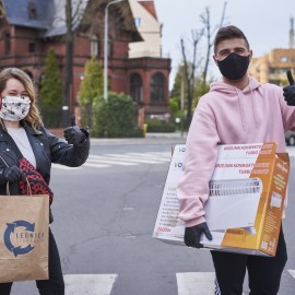 powiększ zdjęcie: Wolontariusze pomogli ponad pół tysiącu seniorów