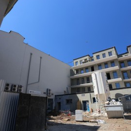 powiększ zdjęcie: Rośnie nowa, piękna kamienica na dawnym Manhattanie