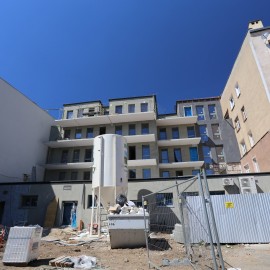 powiększ zdjęcie: Rośnie nowa, piękna kamienica na dawnym Manhattanie