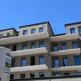 powiększ zdjęcie: Rośnie nowa, piękna kamienica na dawnym Manhattanie