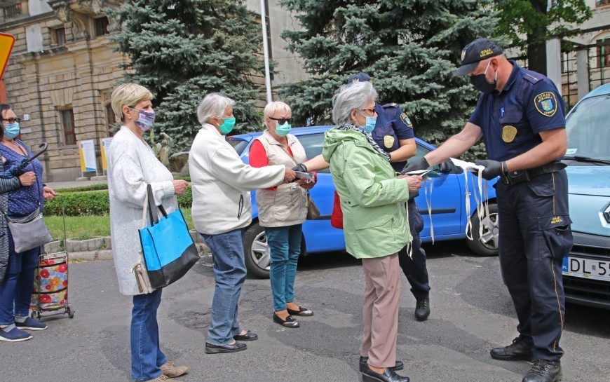 Maseczki dla seniora wciąż mają wzięcie