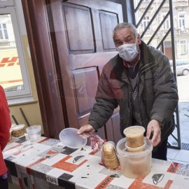 Legniccy wolontariusze rozdali już 750 litrów Zupy w Koronie