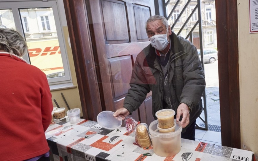 Legniccy wolontariusze rozdali już 750 litrów Zupy w Koronie