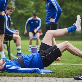 powiększ zdjęcie: Piłkarze Miedzi Legnica trenują już całą drużyną. Forma rośnie