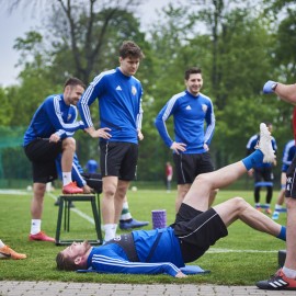 powiększ zdjęcie: Piłkarze Miedzi Legnica trenują już całą drużyną. Forma rośnie