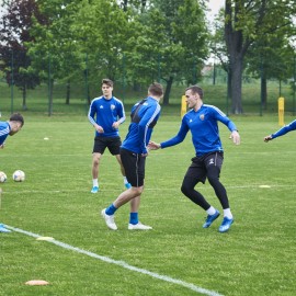 powiększ zdjęcie: Piłkarze Miedzi Legnica trenują już całą drużyną. Forma rośnie