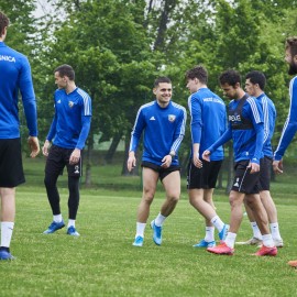 powiększ zdjęcie: Piłkarze Miedzi Legnica trenują już całą drużyną. Forma rośnie