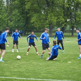 powiększ zdjęcie: Piłkarze Miedzi Legnica trenują już całą drużyną. Forma rośnie