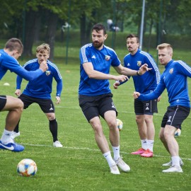 powiększ zdjęcie: Piłkarze Miedzi Legnica trenują już całą drużyną. Forma rośnie