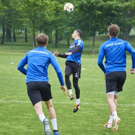 powiększ zdjęcie: Piłkarze Miedzi Legnica trenują już całą drużyną. Forma rośnie
