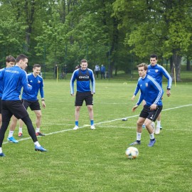 powiększ zdjęcie: Piłkarze Miedzi Legnica trenują już całą drużyną. Forma rośnie