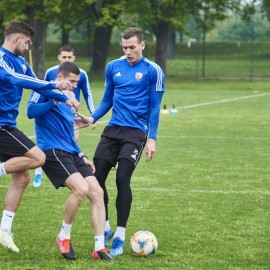 powiększ zdjęcie: Piłkarze Miedzi Legnica trenują już całą drużyną. Forma rośnie
