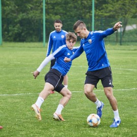 powiększ zdjęcie: Piłkarze Miedzi Legnica trenują już całą drużyną. Forma rośnie