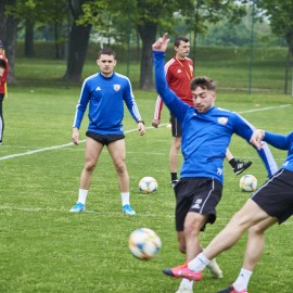 Piłkarze Miedzi Legnica trenują już całą drużyną. Forma rośnie