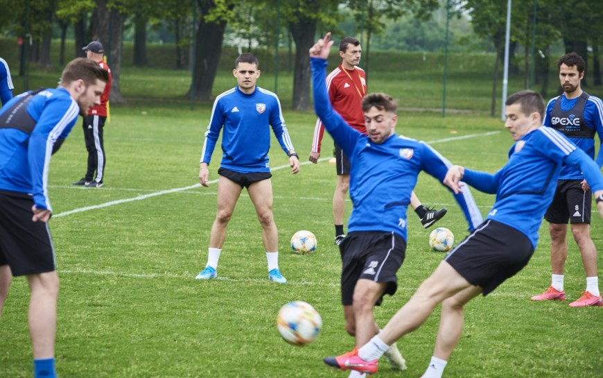 Piłkarze Miedzi Legnica trenują już całą drużyną. Forma rośnie