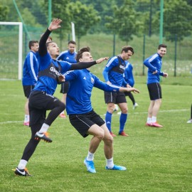 powiększ zdjęcie: Piłkarze Miedzi Legnica trenują już całą drużyną. Forma rośnie