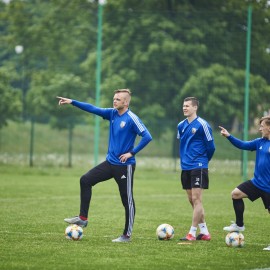 powiększ zdjęcie: Piłkarze Miedzi Legnica trenują już całą drużyną. Forma rośnie