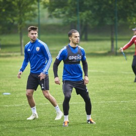 powiększ zdjęcie: Piłkarze Miedzi Legnica trenują już całą drużyną. Forma rośnie
