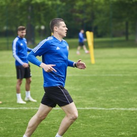 powiększ zdjęcie: Piłkarze Miedzi Legnica trenują już całą drużyną. Forma rośnie