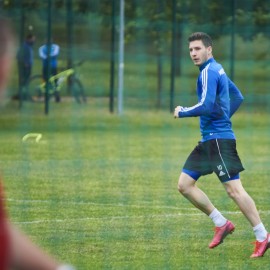 powiększ zdjęcie: Piłkarze Miedzi Legnica trenują już całą drużyną. Forma rośnie