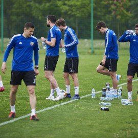 powiększ zdjęcie: Piłkarze Miedzi Legnica trenują już całą drużyną. Forma rośnie