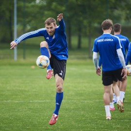 powiększ zdjęcie: Piłkarze Miedzi Legnica trenują już całą drużyną. Forma rośnie
