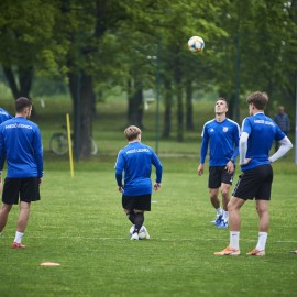 powiększ zdjęcie: Piłkarze Miedzi Legnica trenują już całą drużyną. Forma rośnie