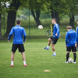 powiększ zdjęcie: Piłkarze Miedzi Legnica trenują już całą drużyną. Forma rośnie