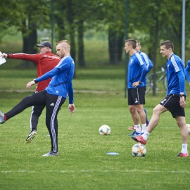 powiększ zdjęcie: Piłkarze Miedzi Legnica trenują już całą drużyną. Forma rośnie
