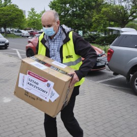 powiększ zdjęcie: Pamiętamy i pomagamy naszemu szpitalowi