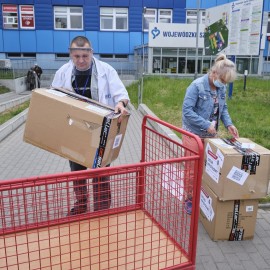 powiększ zdjęcie: Pamiętamy i pomagamy naszemu szpitalowi