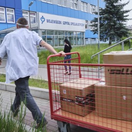 powiększ zdjęcie: Pamiętamy i pomagamy naszemu szpitalowi