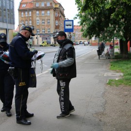 powiększ zdjęcie: Strażnicy miejscy rozdali legniczanom tysiąc maseczek