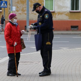 powiększ zdjęcie: Strażnicy miejscy rozdali legniczanom tysiąc maseczek