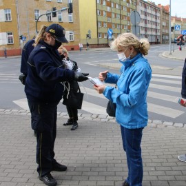 powiększ zdjęcie: Strażnicy miejscy rozdali legniczanom tysiąc maseczek