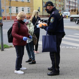 powiększ zdjęcie: Strażnicy miejscy rozdali legniczanom tysiąc maseczek
