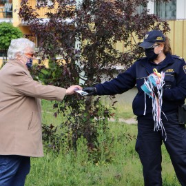Strażnicy miejscy rozdali legniczanom tysiąc maseczek