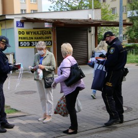 powiększ zdjęcie: Strażnicy miejscy rozdali legniczanom tysiąc maseczek