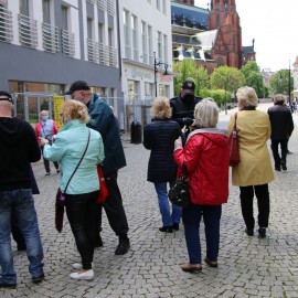 powiększ zdjęcie: Strażnicy miejscy rozdali legniczanom tysiąc maseczek