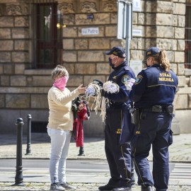 powiększ zdjęcie: Strażnicy miejscy rozdali legniczanom tysiąc maseczek