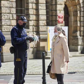 powiększ zdjęcie: Strażnicy miejscy rozdali legniczanom tysiąc maseczek